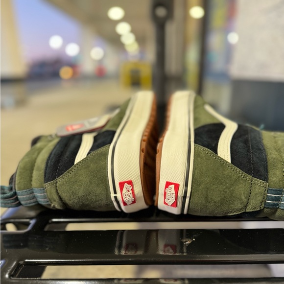 VANS Sk8-Hi MTE-2 Sneaker/Boots Black/green. Great for apres ski or riding. - Picture 3 of 9